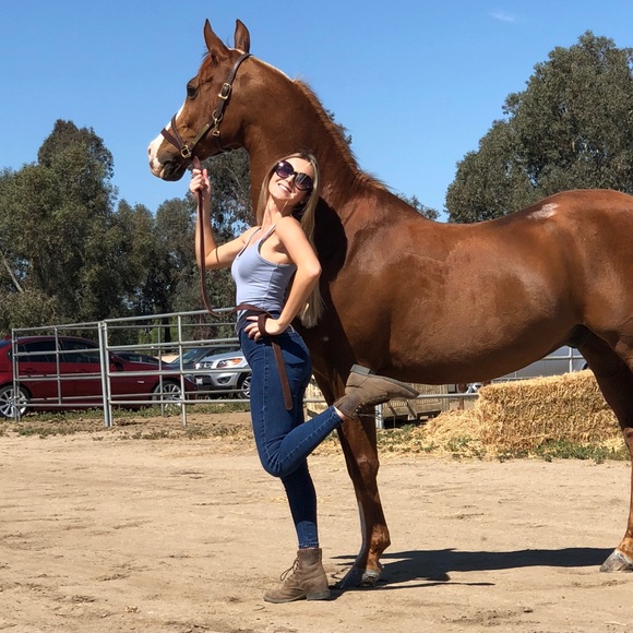 Meet your Posher, Candice ♡ - Picture 1 of 3